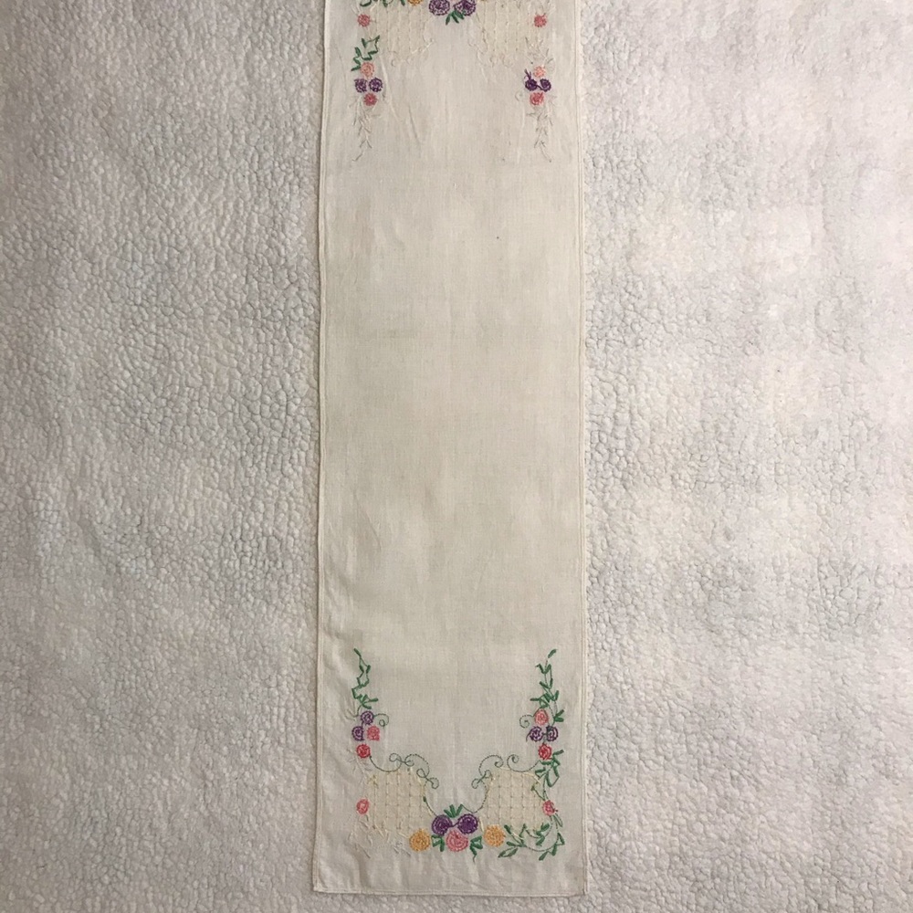 Vintage Hand-Embroidered Linen - Picture 5 of 7